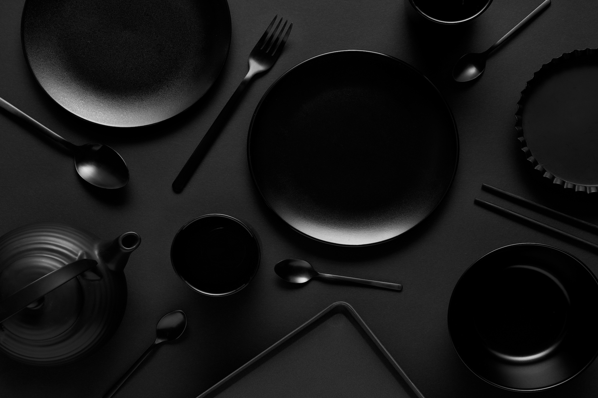 Черная тарелка на черном фоне